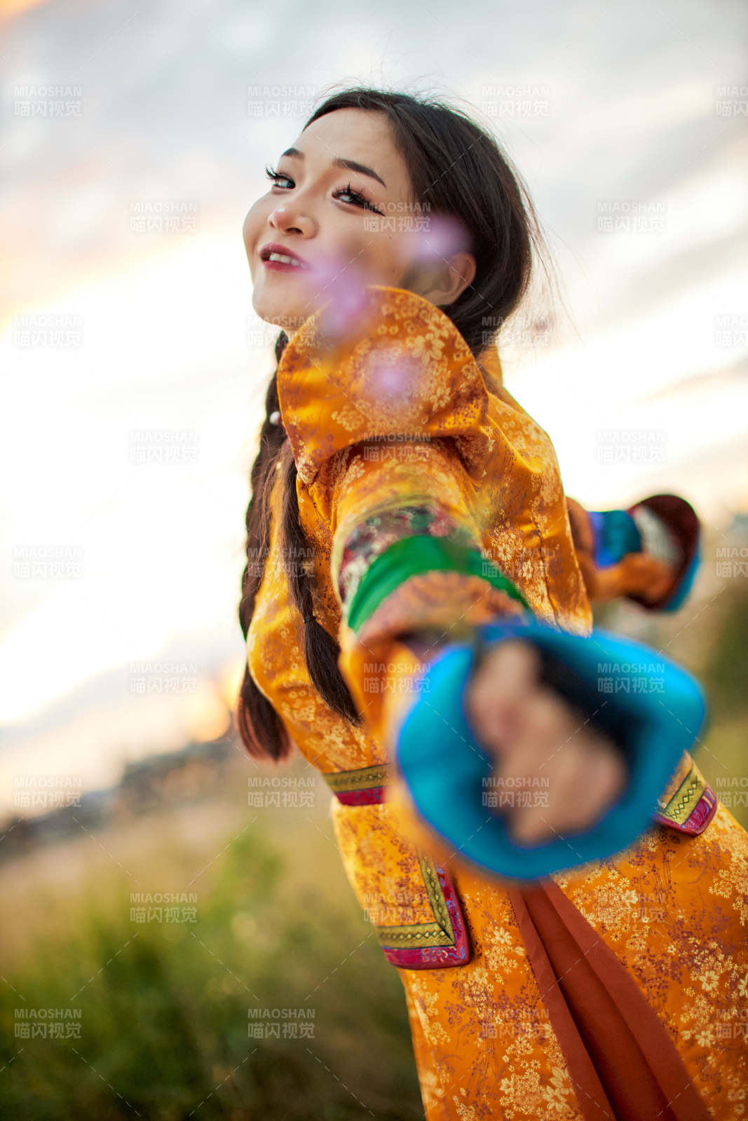 身穿蒙古族喀尔喀部落传统服饰的蒙族姑娘图片