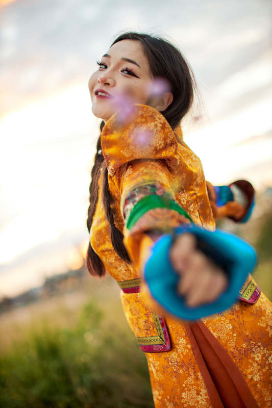 身穿蒙古族喀尔喀部落传统服饰的蒙族姑娘图片