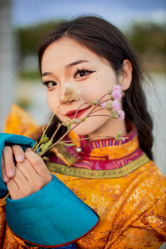 身穿蒙古族喀尔喀部落传统服饰的蒙族姑娘图片