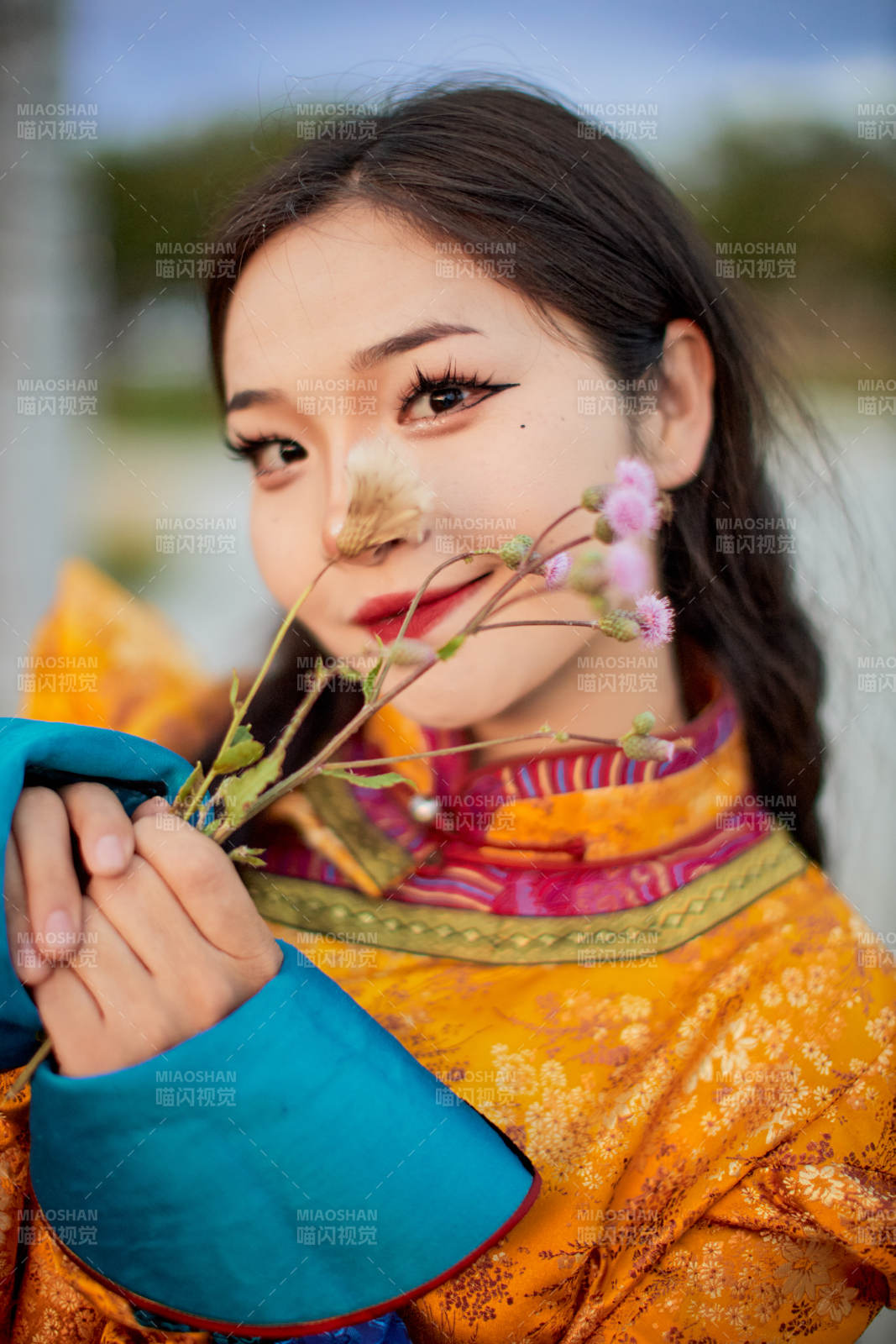 身穿蒙古族喀尔喀部落传统服饰的蒙族姑娘图片