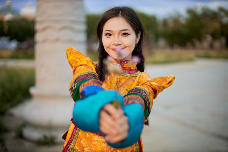 身穿蒙古族喀尔喀部落传统服饰的蒙族姑娘图片