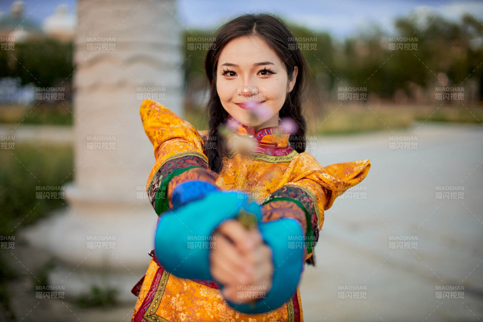 身穿蒙古族喀尔喀部落传统服饰的蒙族姑娘图片