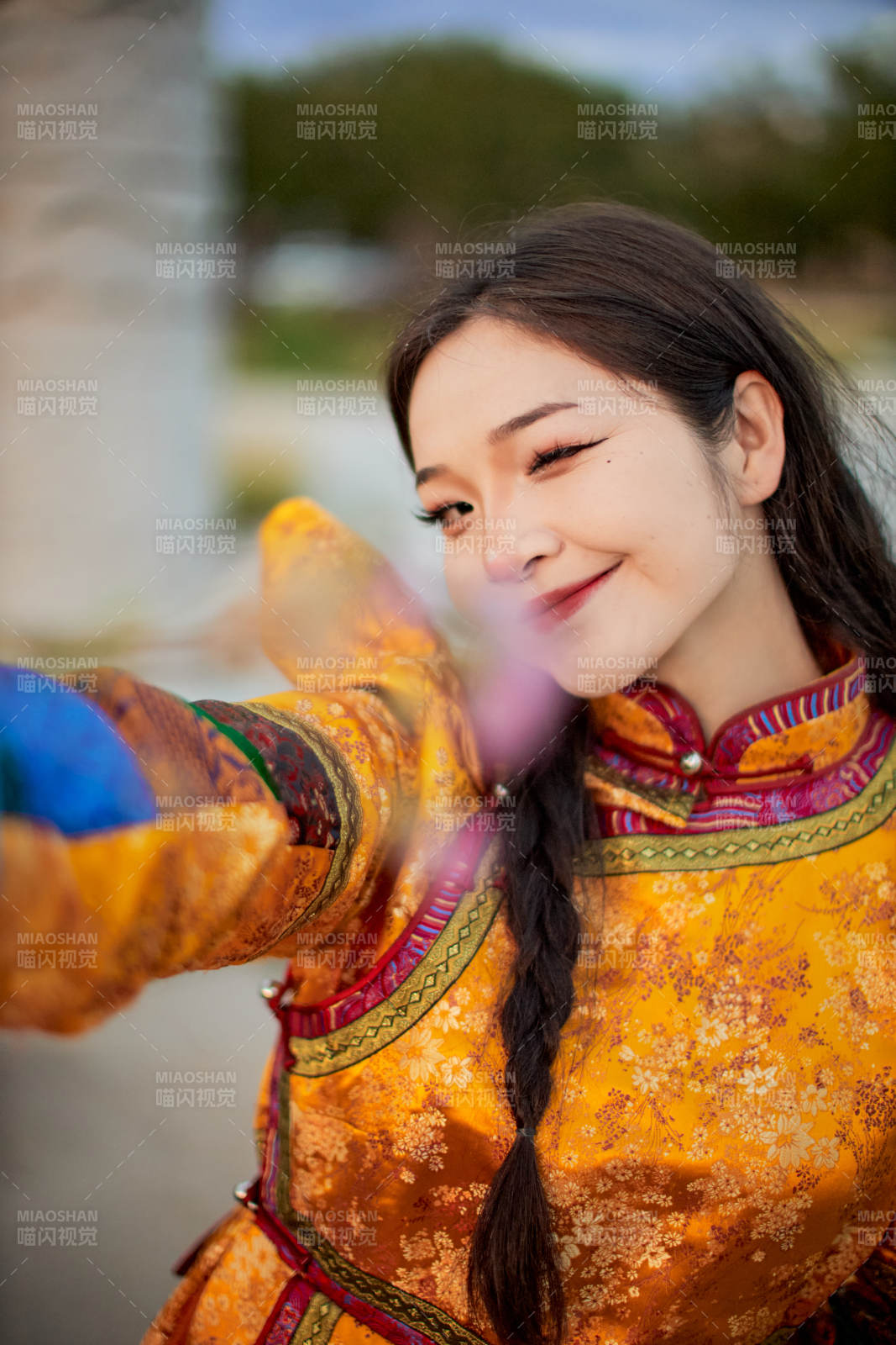 身穿蒙古族喀尔喀部落传统服饰的蒙族姑娘图片