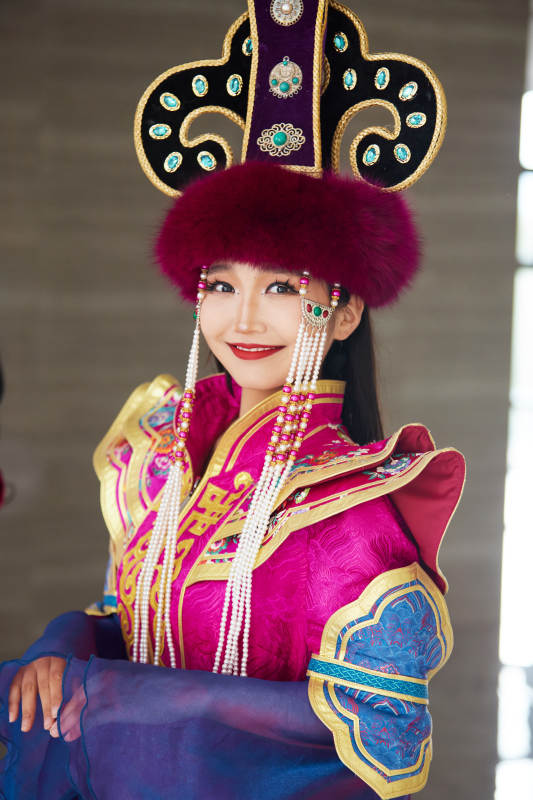 穿着华丽蒙族服饰的蒙古族年轻女性在室内图片