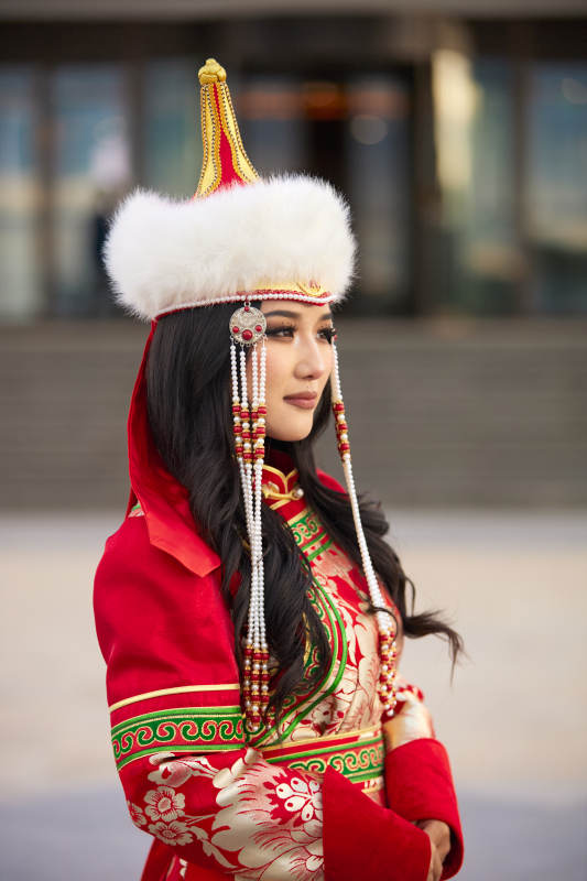 穿着蒙古族鄂尔多斯部落传统服饰的蒙族姑娘图片