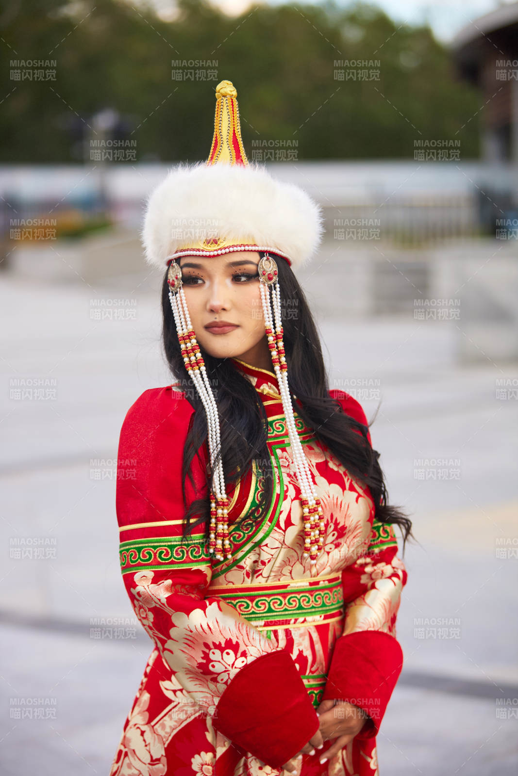 穿着蒙古族鄂尔多斯部落传统服饰的蒙族姑娘图片