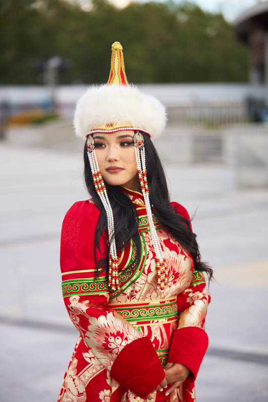 穿着蒙古族鄂尔多斯部落传统服饰的蒙族姑娘图片