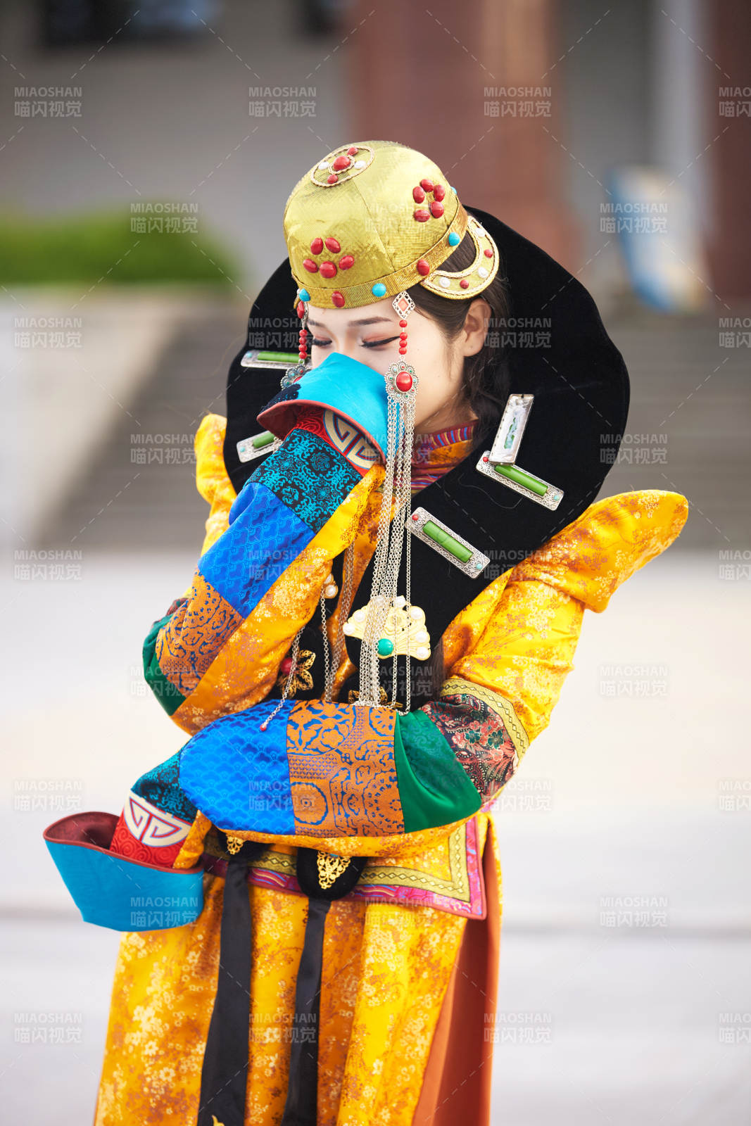 身穿蒙古族喀尔喀部落传统服饰的蒙族姑娘图片