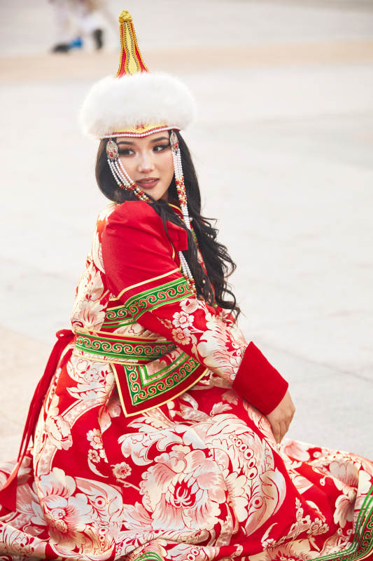 穿着蒙古族鄂尔多斯部落传统服饰的蒙族姑娘图片