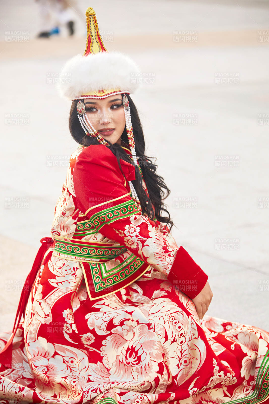 穿着蒙古族鄂尔多斯部落传统服饰的蒙族姑娘图片