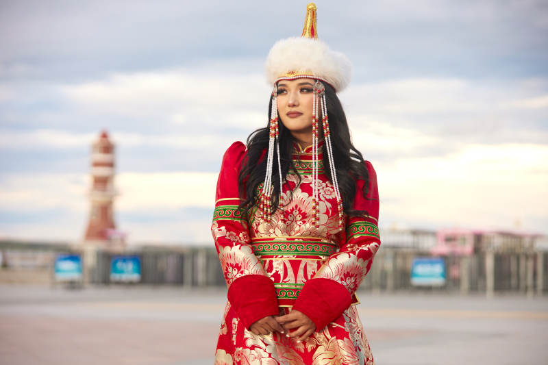 穿着蒙古族鄂尔多斯部落传统服饰的蒙族姑娘图片