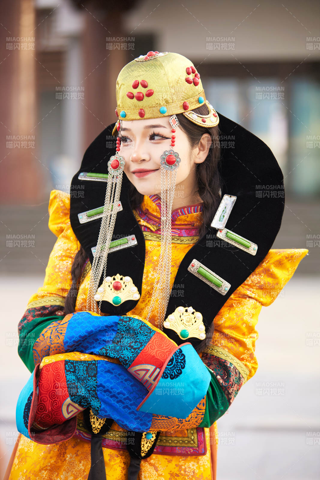 身穿蒙古族喀尔喀部落传统服饰的蒙族姑娘图片