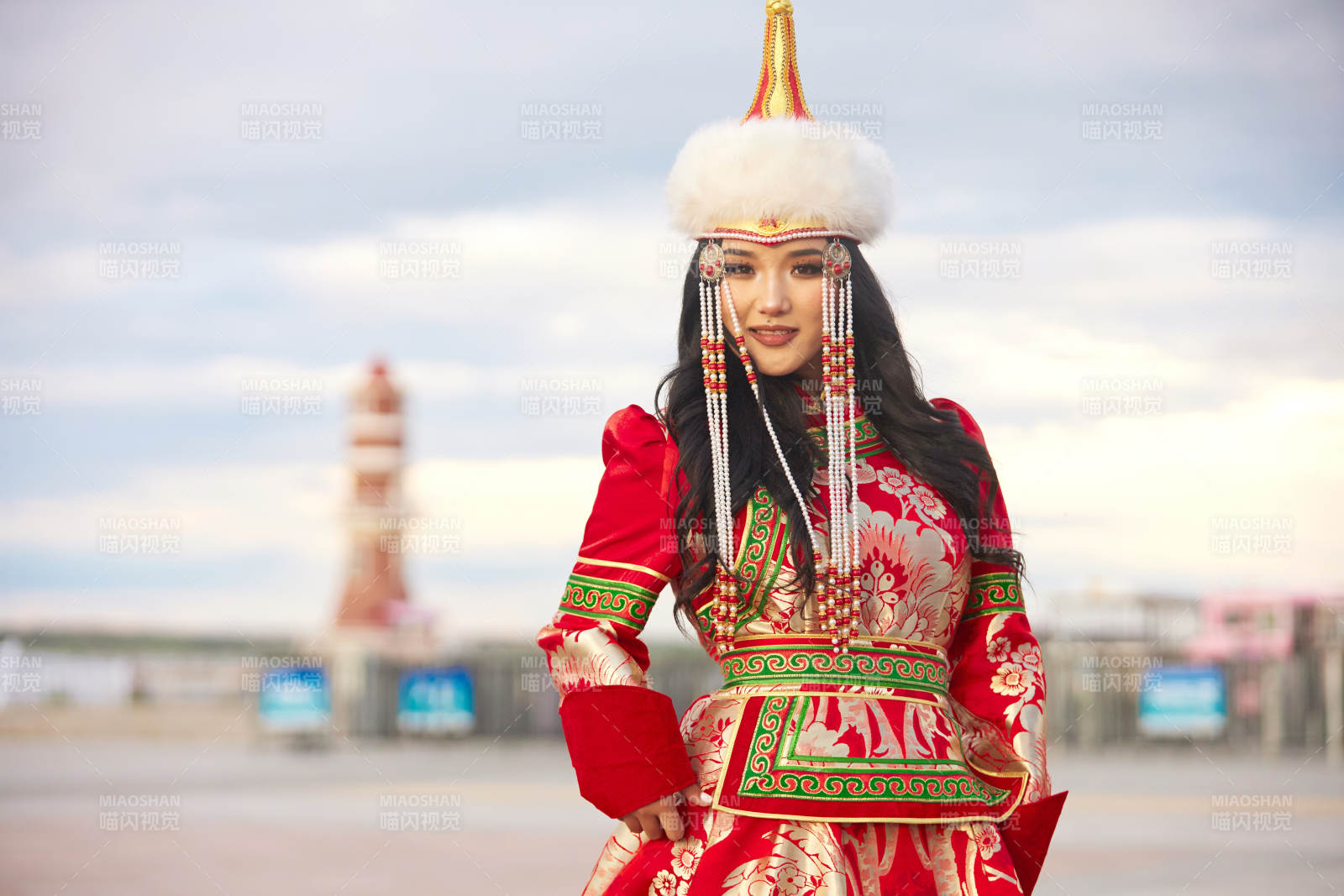 穿着蒙古族鄂尔多斯部落传统服饰的蒙族姑娘图片