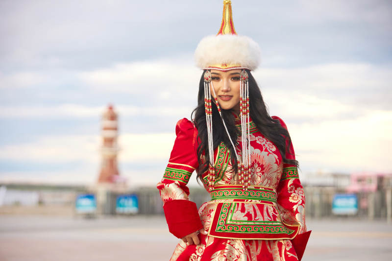 穿着蒙古族鄂尔多斯部落传统服饰的蒙族姑娘图片