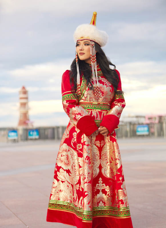 穿着蒙古族鄂尔多斯部落传统服饰的蒙族姑娘图片