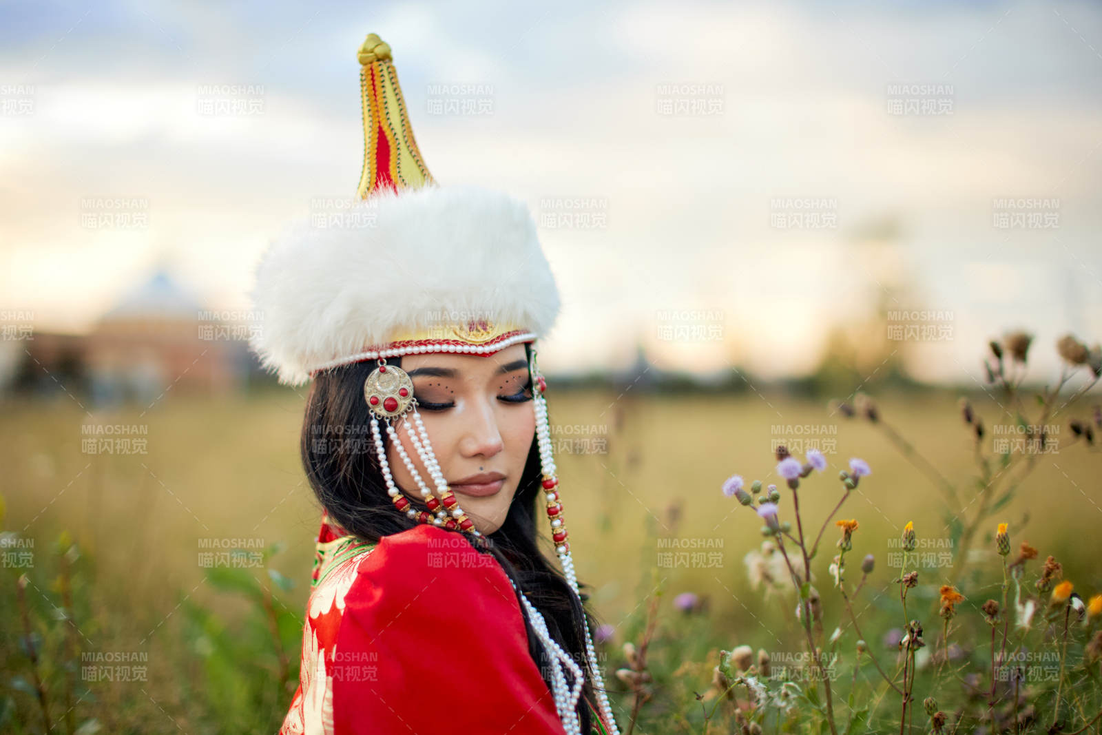 穿着蒙古族鄂尔多斯部落传统服饰的蒙族姑娘图片