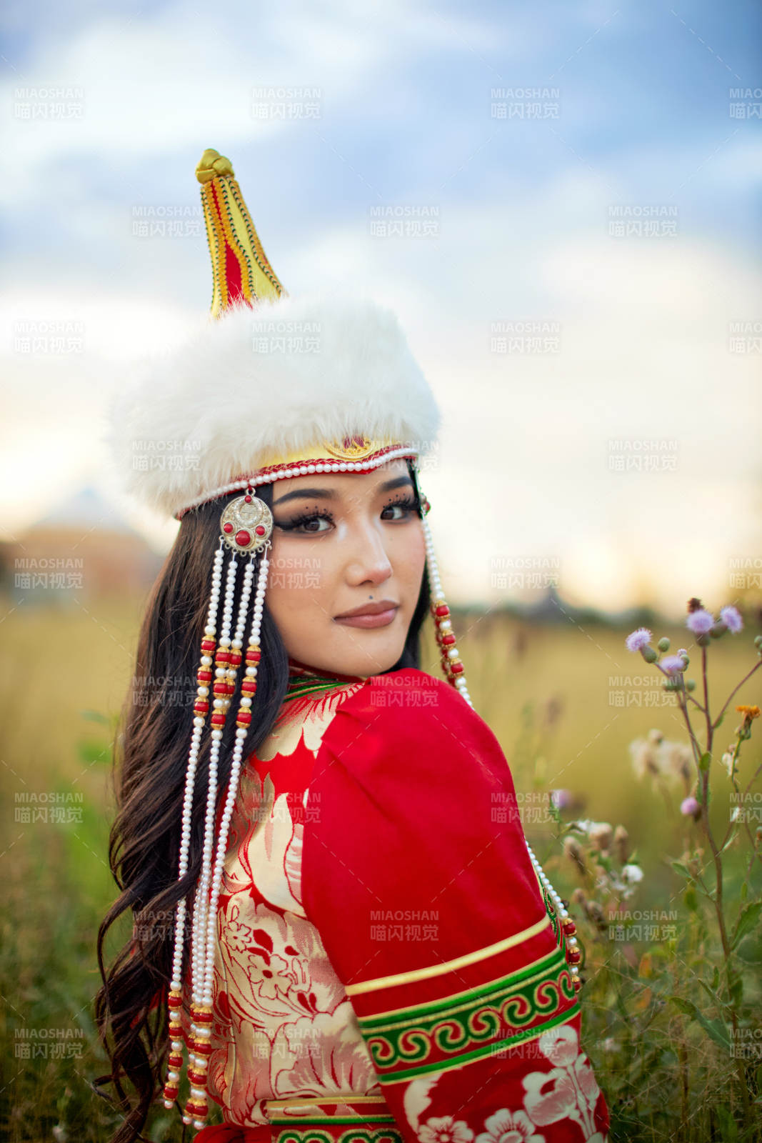 穿着蒙古族鄂尔多斯部落传统服饰的蒙族姑娘图片
