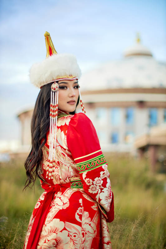 穿着蒙古族鄂尔多斯部落传统服饰的蒙族姑娘图片