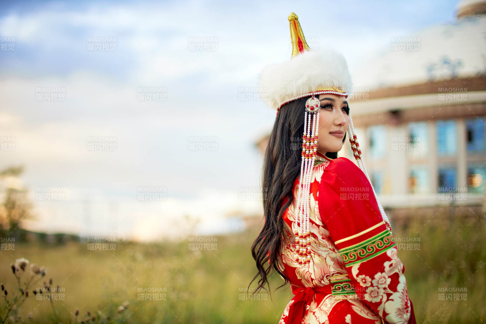 穿着蒙古族鄂尔多斯部落传统服饰的蒙族姑娘图片