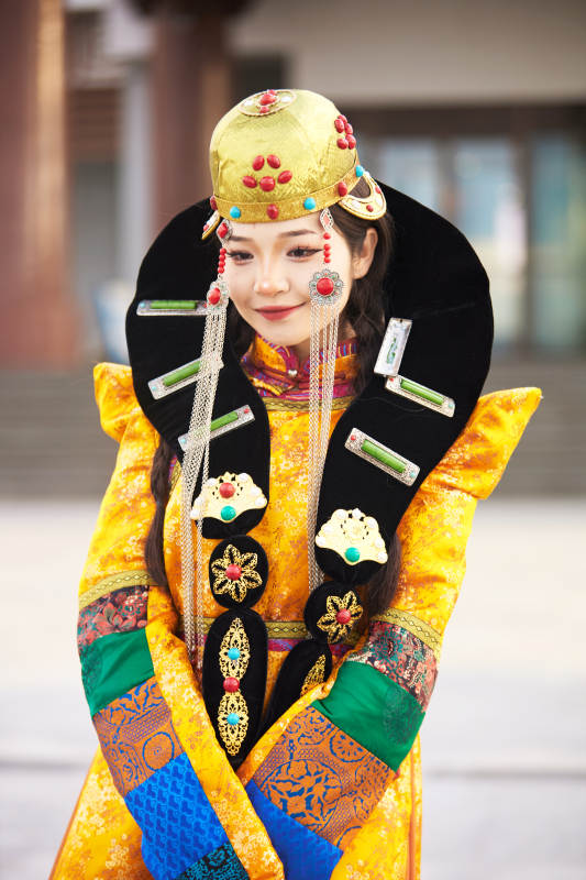 身穿蒙古族喀尔喀部落传统服饰的蒙族姑娘图片