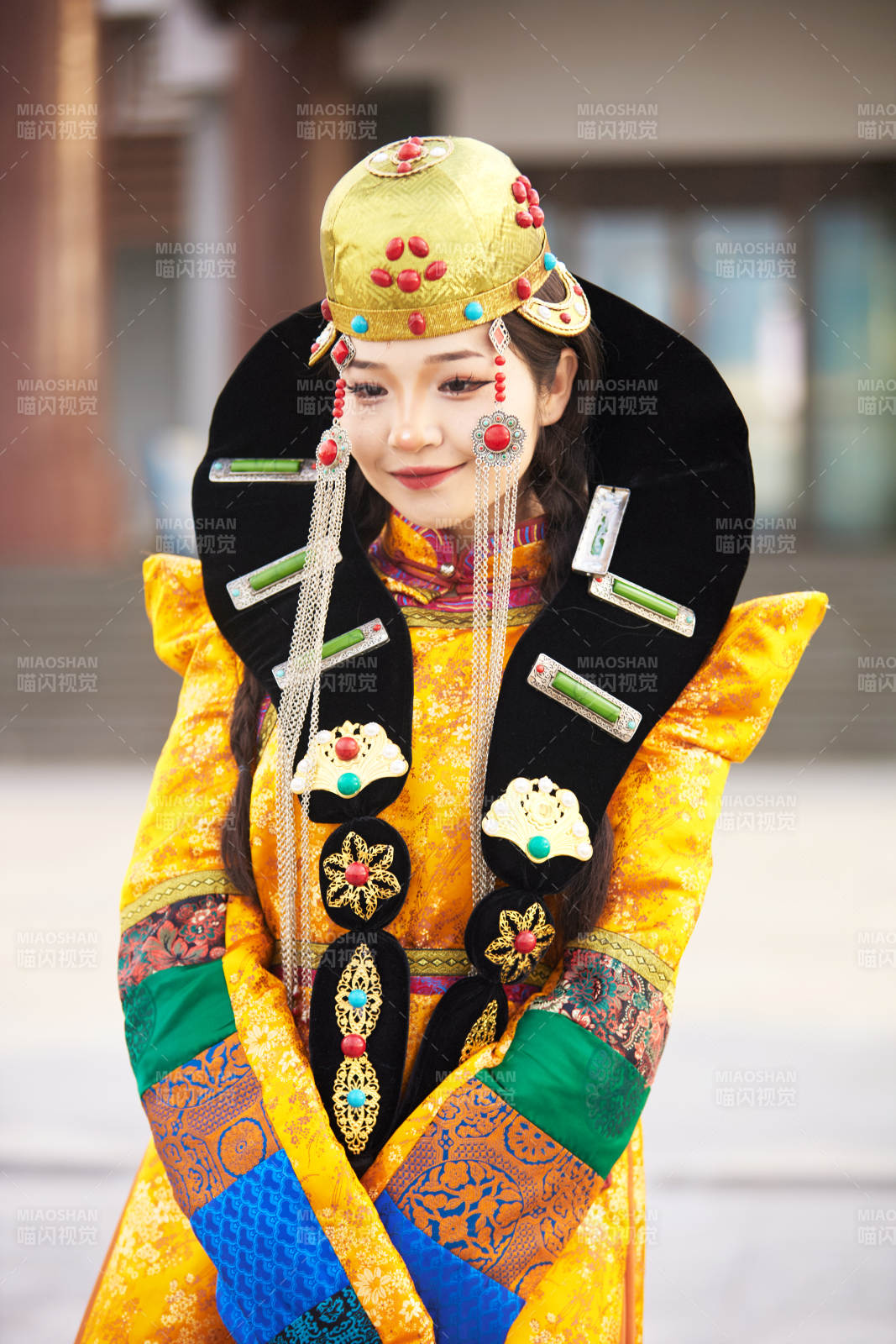 身穿蒙古族喀尔喀部落传统服饰的蒙族姑娘图片