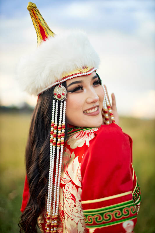 穿着蒙古族鄂尔多斯部落传统服饰的蒙族姑娘图片