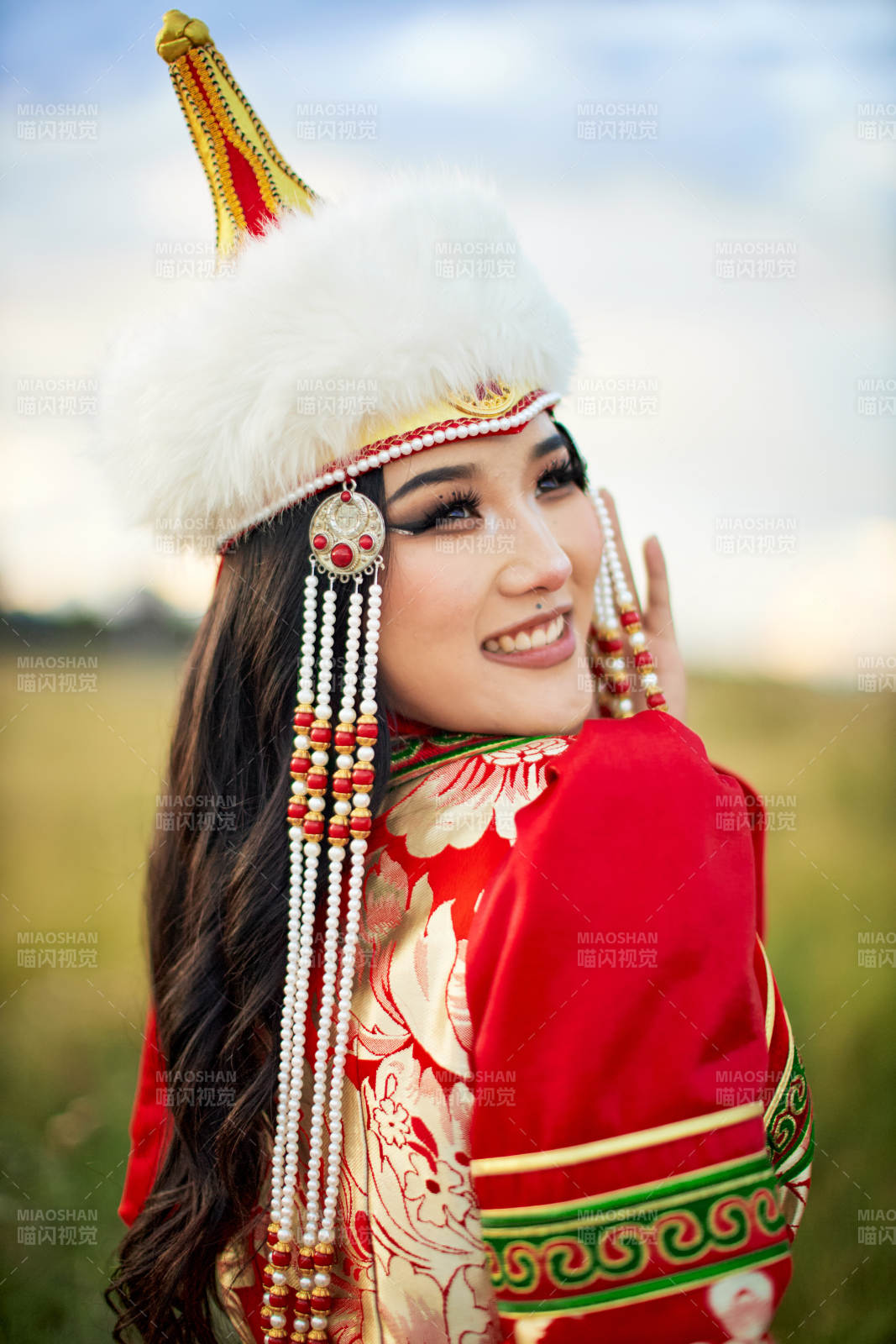穿着蒙古族鄂尔多斯部落传统服饰的蒙族姑娘图片