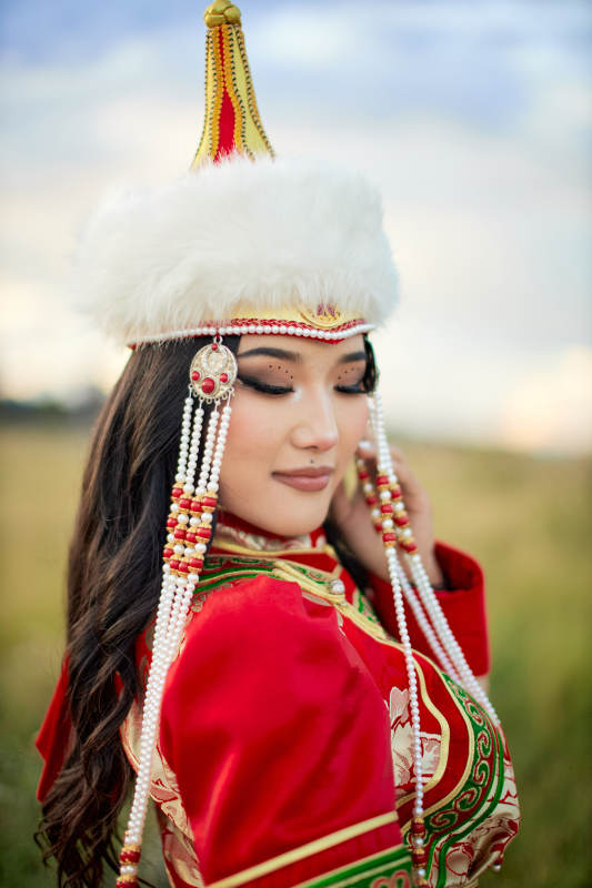 穿着蒙古族鄂尔多斯部落传统服饰的蒙族姑娘图片