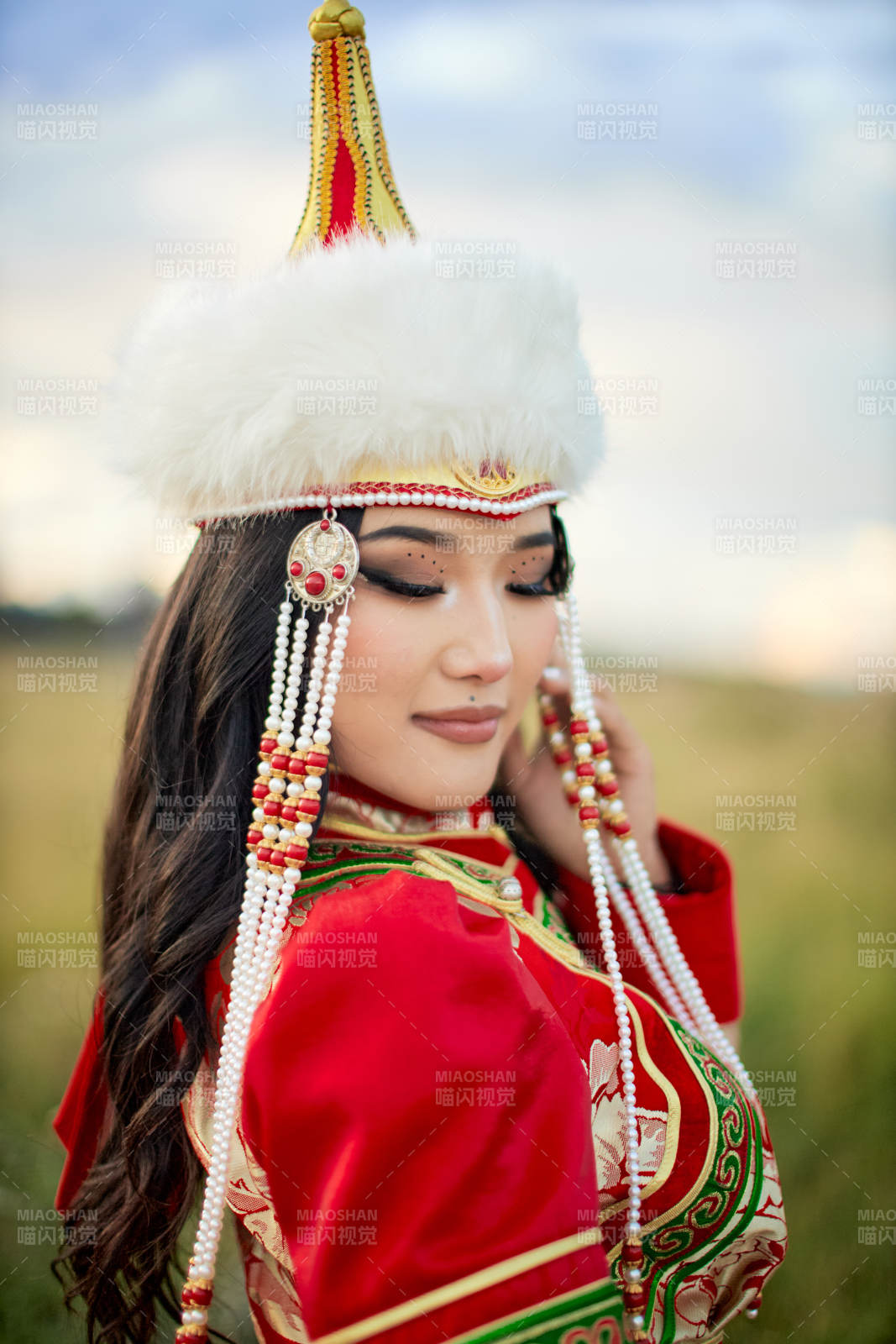 穿着蒙古族鄂尔多斯部落传统服饰的蒙族姑娘图片