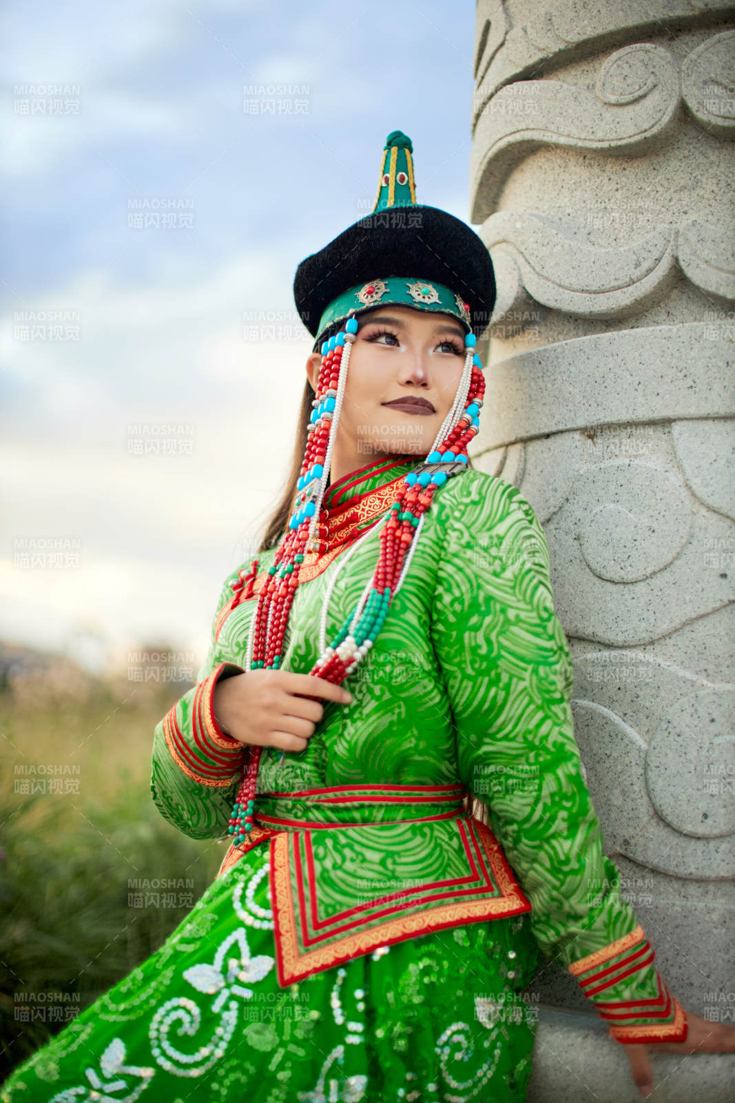 身穿蒙古族巴尔虎部落传统服饰的蒙族姑娘图片