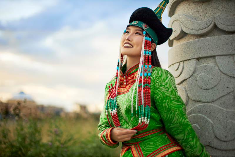 身穿蒙古族巴尔虎部落传统服饰的蒙族姑娘图片