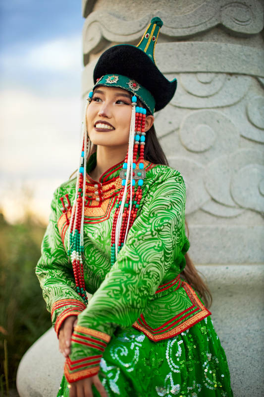 身穿蒙古族巴尔虎部落传统服饰的蒙族姑娘图片