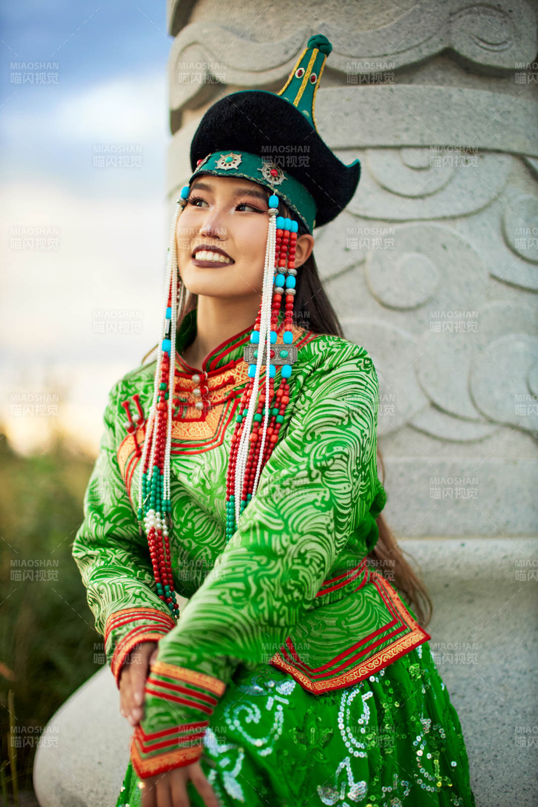 身穿蒙古族巴尔虎部落传统服饰的蒙族姑娘图片