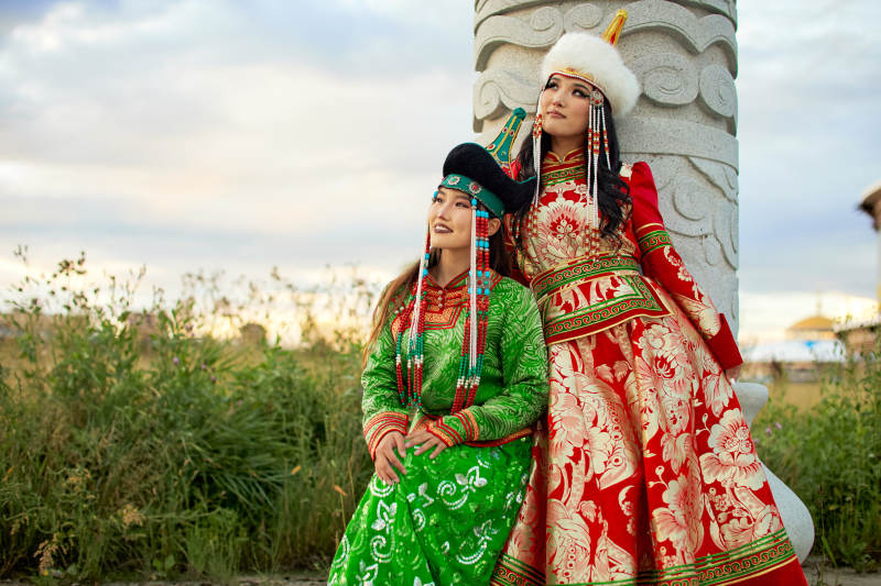 身穿蒙古族部落传统服饰的两位蒙古族姑娘图片