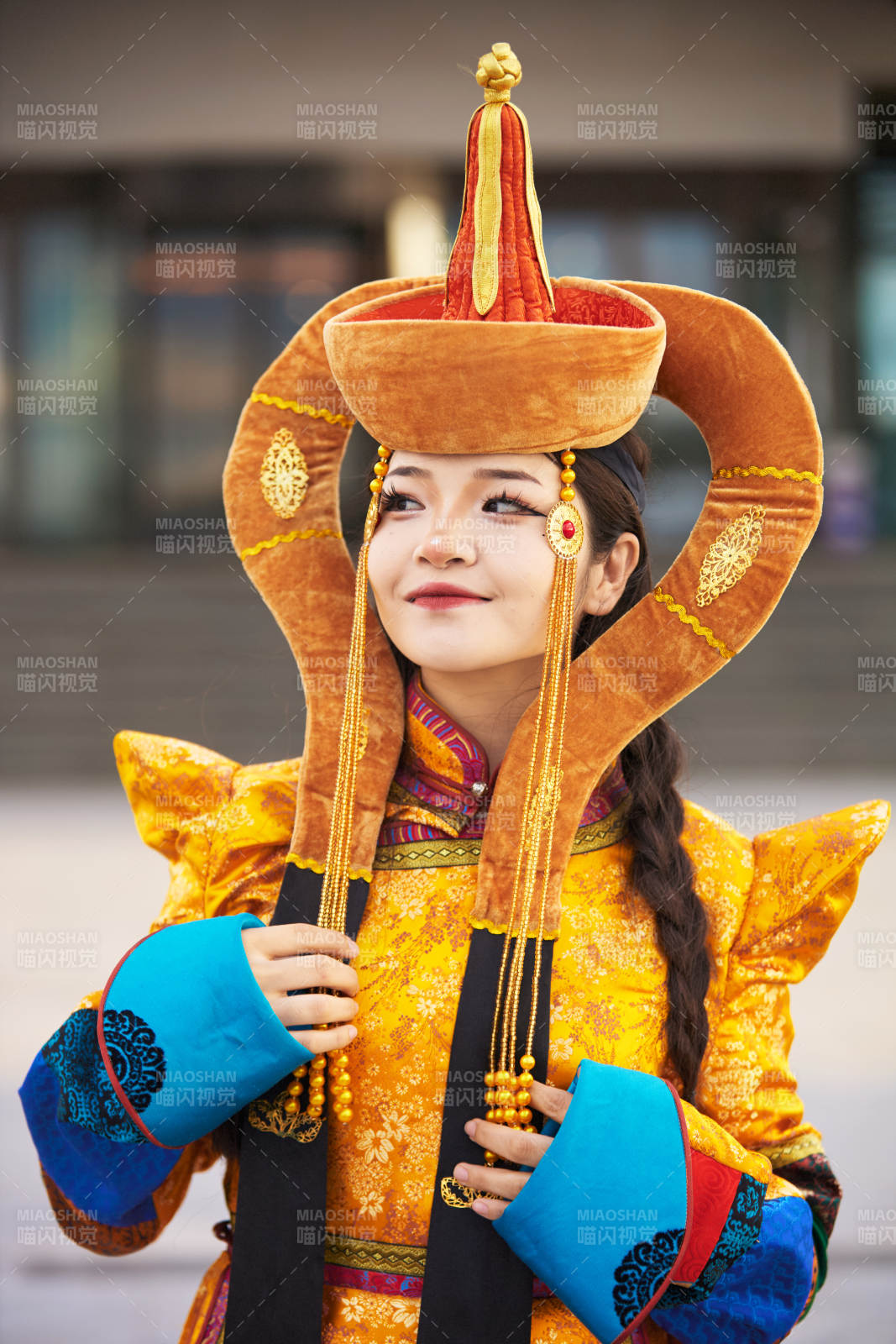 身穿蒙古族喀尔喀部落传统服饰的蒙族姑娘图片