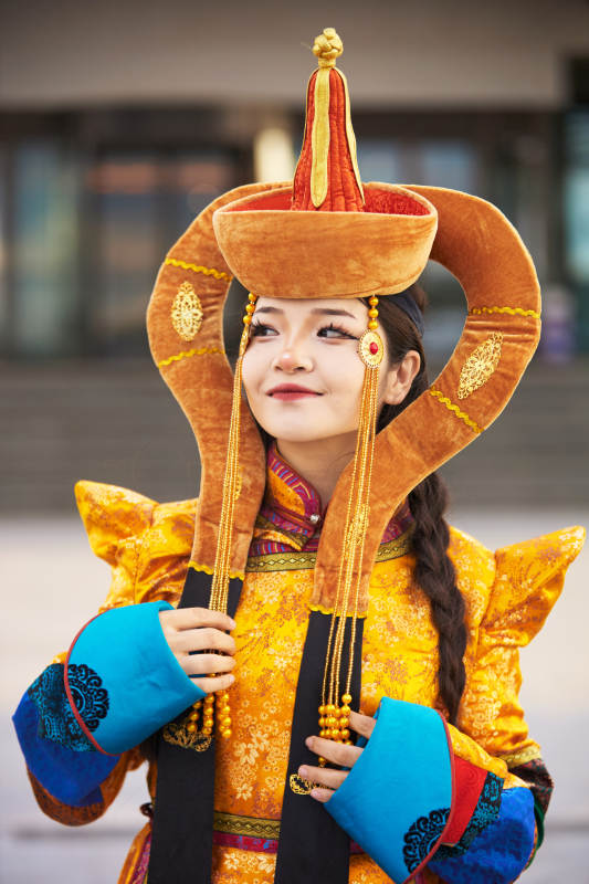 身穿蒙古族喀尔喀部落传统服饰的蒙族姑娘图片