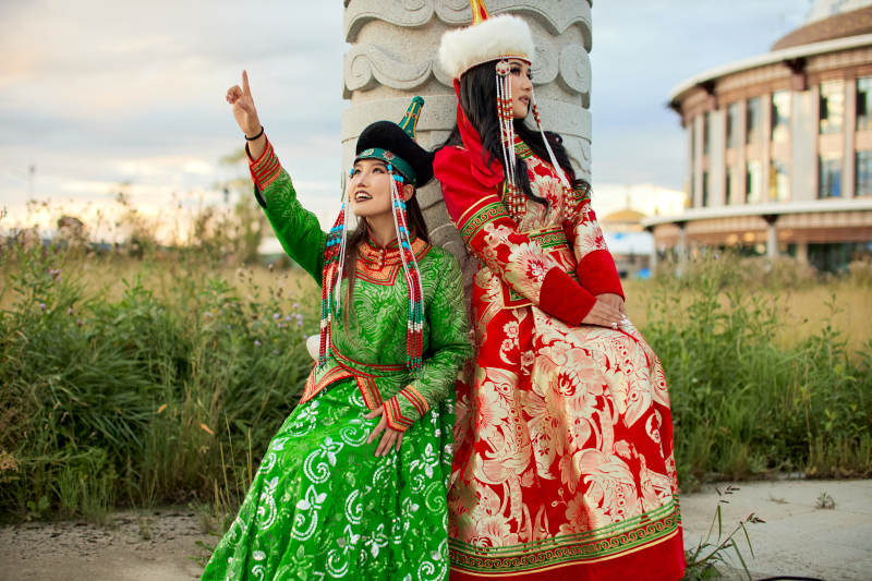 身穿蒙古族部落传统服饰的两位蒙古族姑娘图片