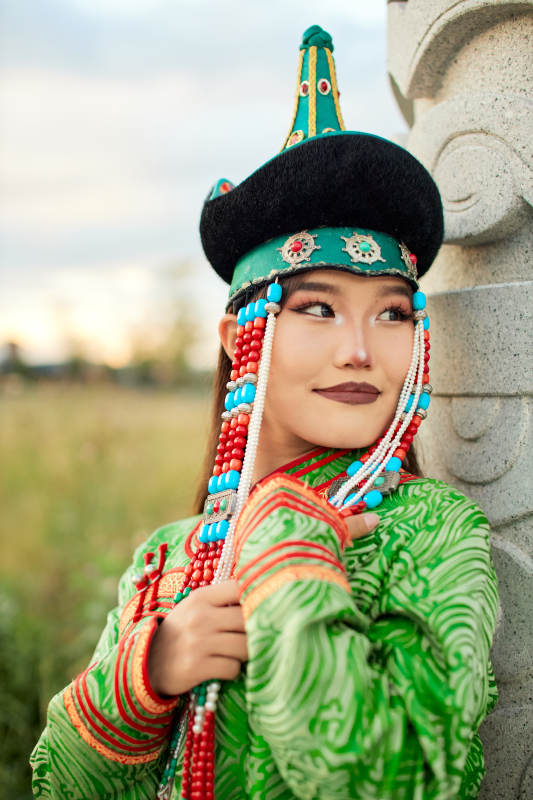 身穿蒙古族巴尔虎部落传统服饰的蒙族姑娘图片