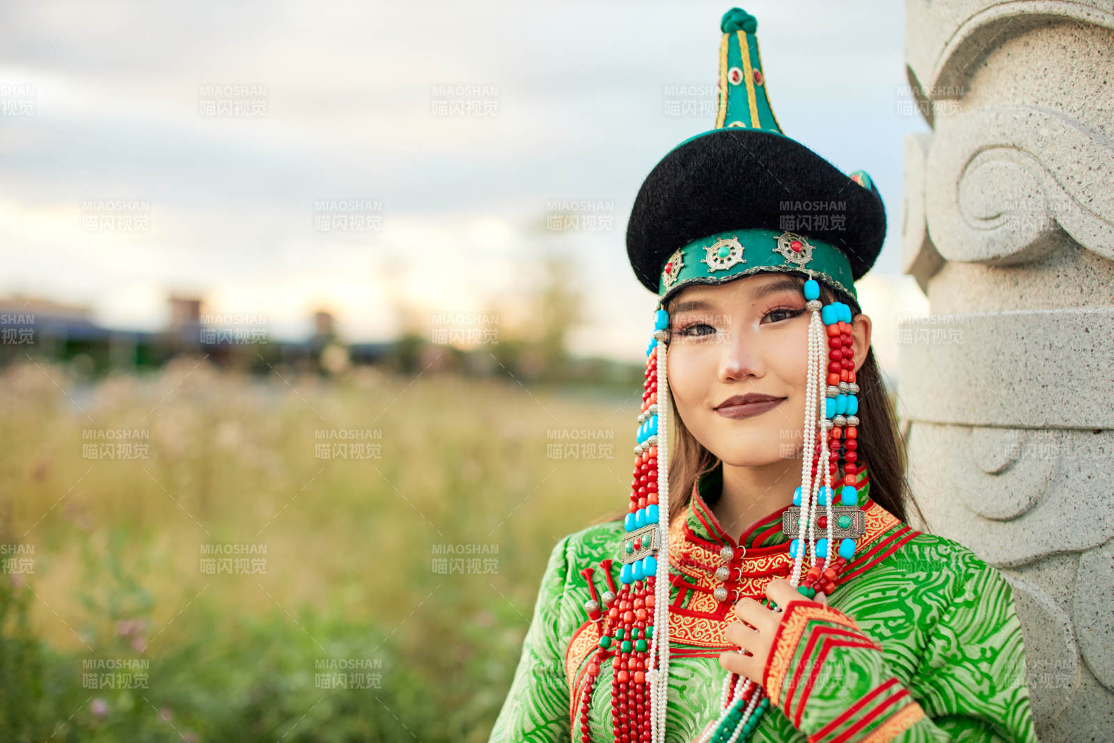 身穿蒙古族巴尔虎部落传统服饰的蒙族姑娘图片