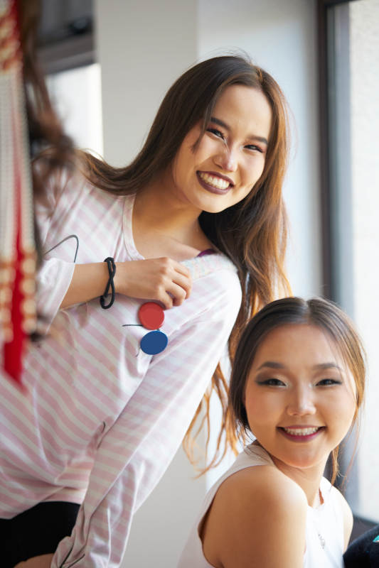 在室内两位冲着镜头微笑的蒙古族姑娘图片