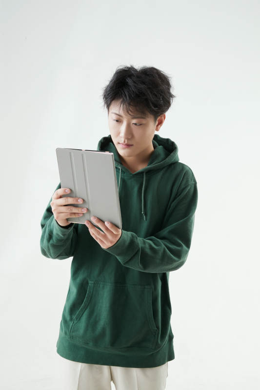 沉浸在网络恋爱世界的青年男子图片