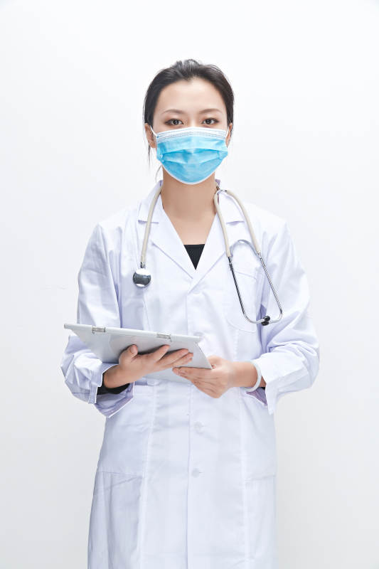 白色背景下手持病历夹的巡查医生人像图片