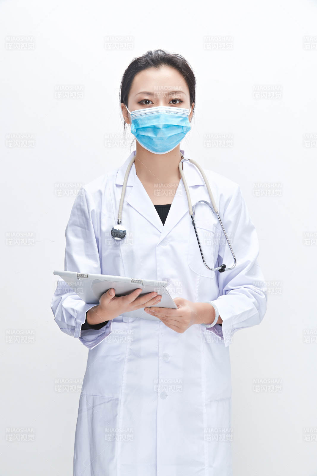 白色背景下手持病历夹的巡查医生人像图片