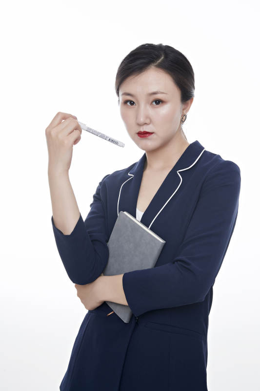 棚拍白色背景的亚洲青年女性商务公关图片