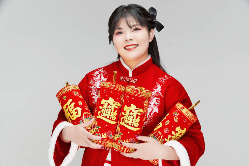 怀抱爆竹身穿喜庆汉服的可爱少女图片