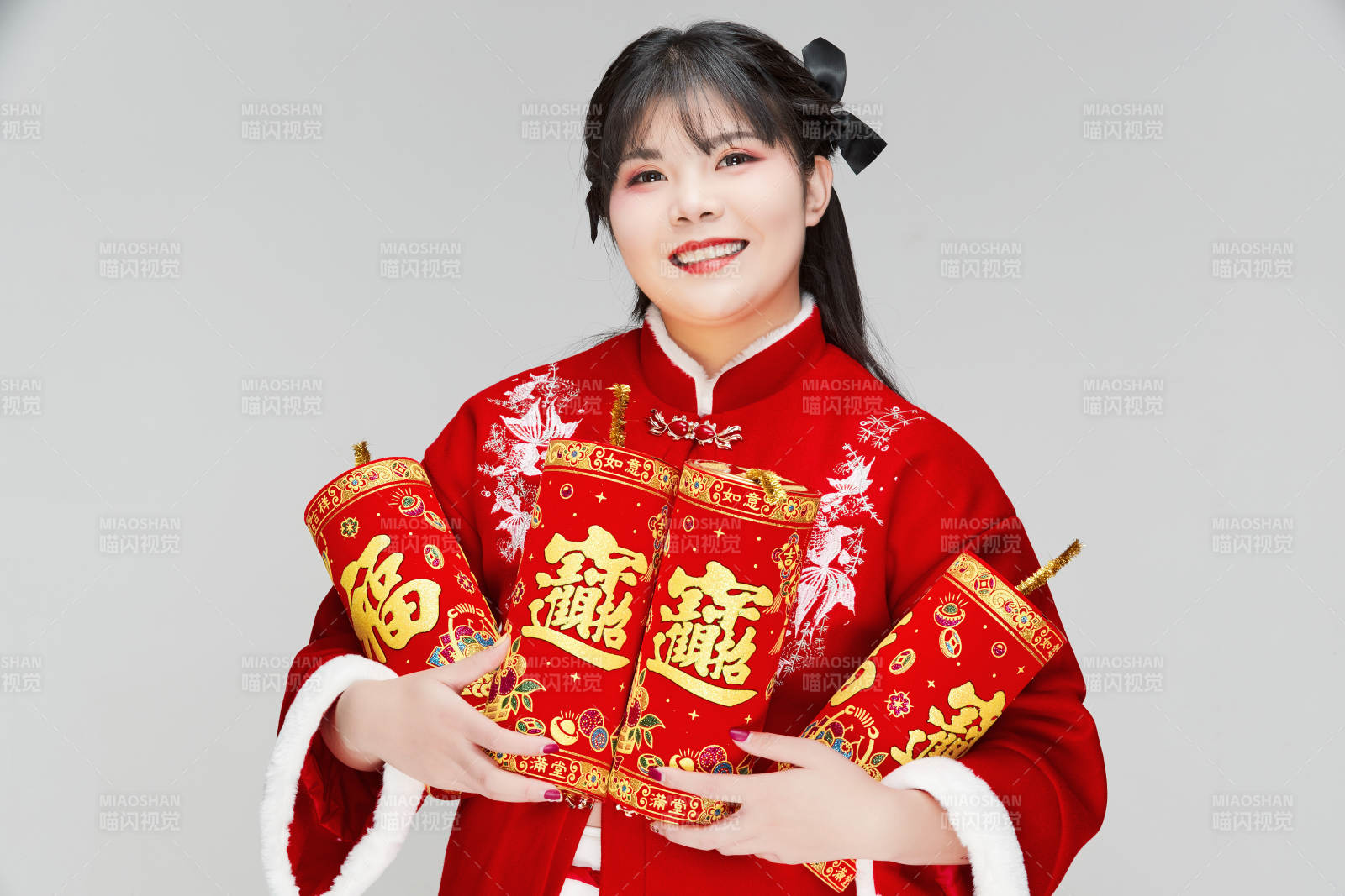 怀抱爆竹身穿喜庆汉服的可爱少女图片