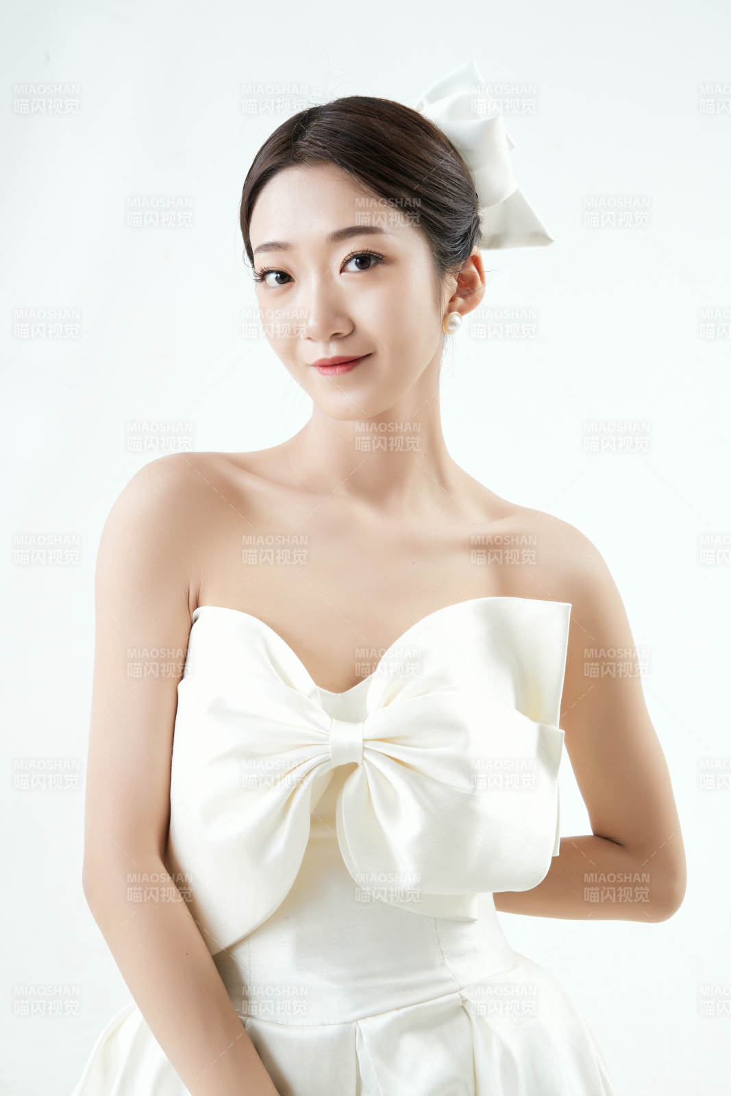 沉浸在网络恋爱世界的亚洲女性图片