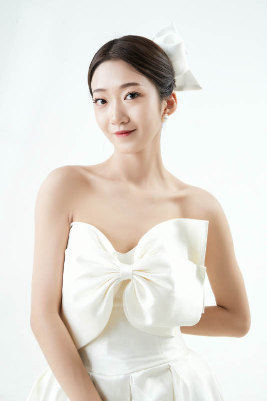 沉浸在网络恋爱世界的亚洲女性图片