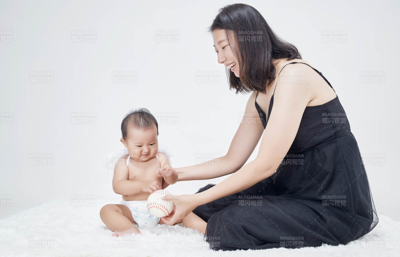 妈妈陪伴宝宝快乐的玩耍图片