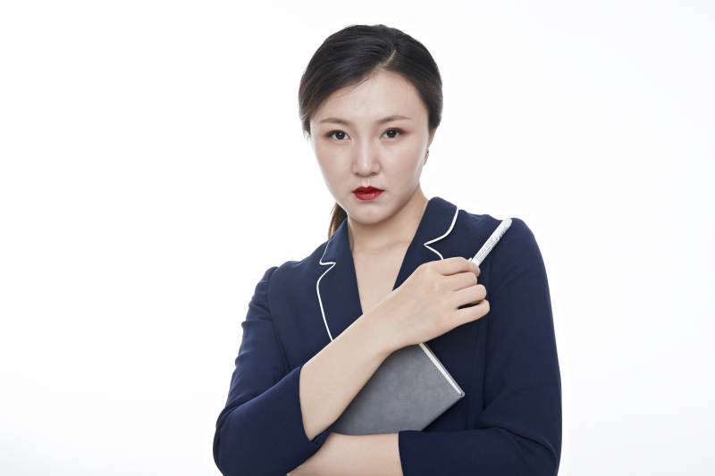 棚拍白色背景的亚洲青年女性商务公关图片